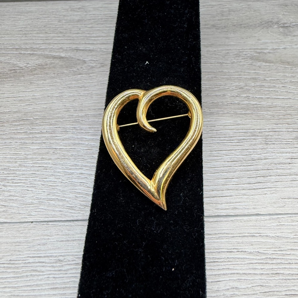 Elegant Gold Tone Heart Brooch‎